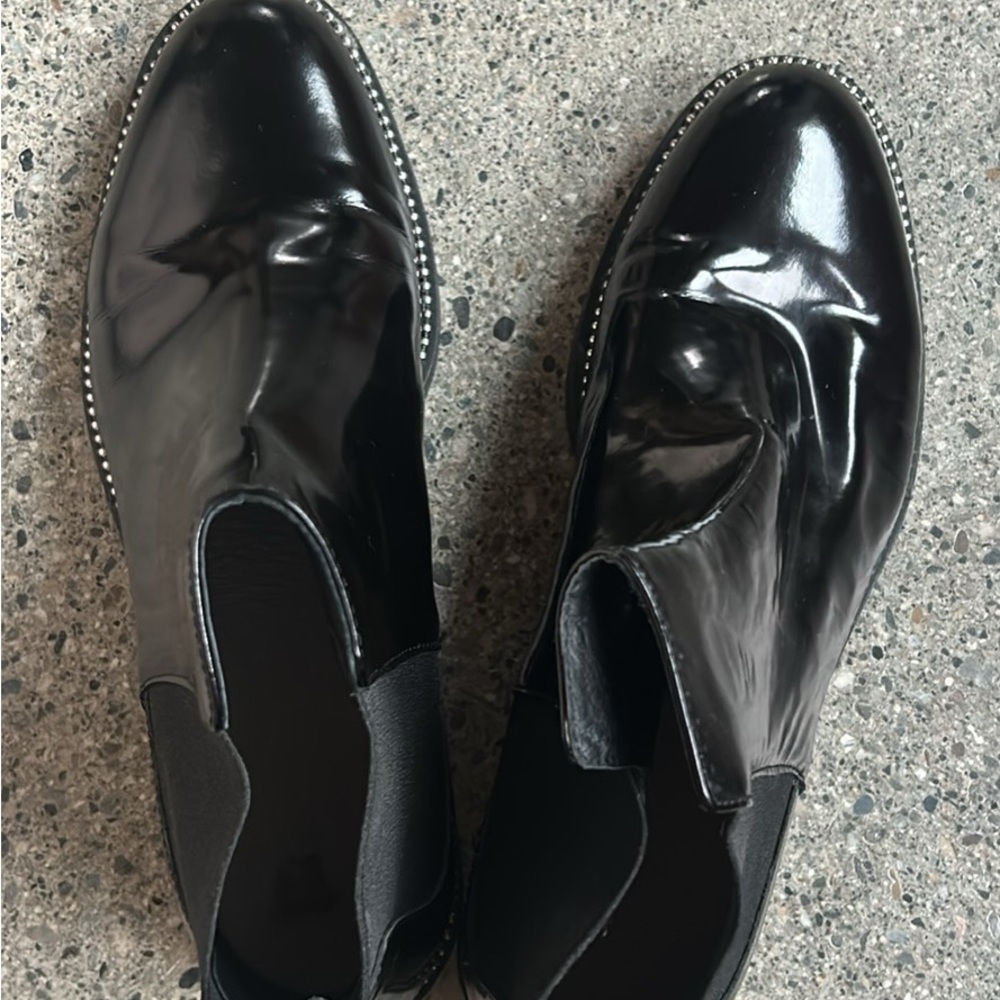 Wishbone collection patent leather boots